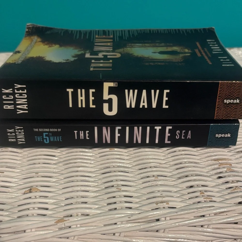 Book bundle of 2 - The 5th Wave and The Infinite Sea Books